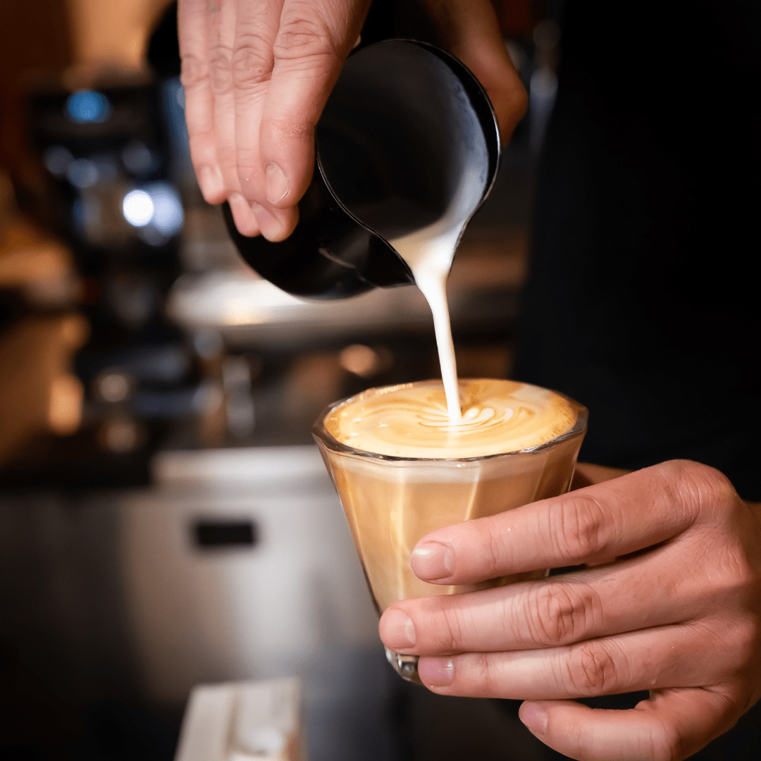 Prepara el mejor Flat White sin complicaciones | DFRNT Coffe