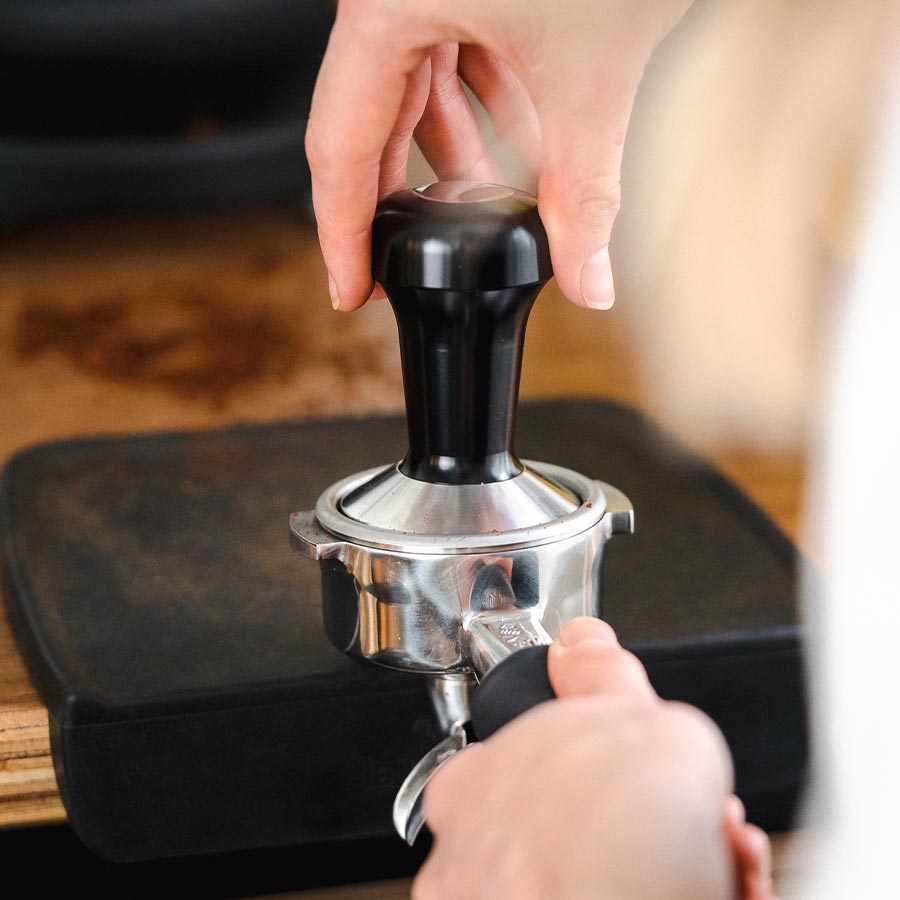 Tamper Pro Negro 58mm Negro - Rhino Coffee Gear - DFRNT.